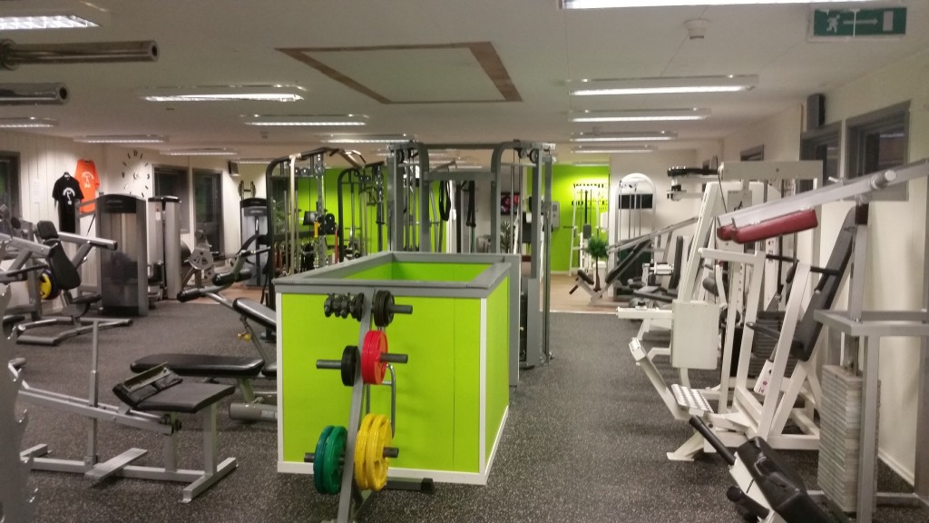 Lys apparatsal med treningsutstyr